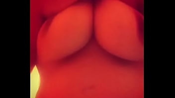 Tocándome mis grandes tetas