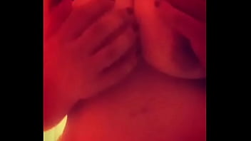 Tocándome mis grandes tetas