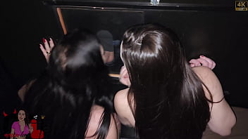 Novinha safada pega casada na casa de swing e ainda fode com desconhecido no gloryhole