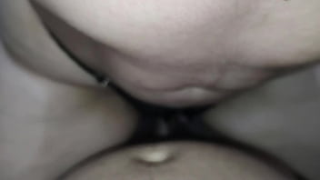 El gran culo jugoso de mi hermanastra monta mi polla dura y me saca toda la leche cowgirl