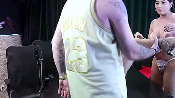 Pqp elas se chupam na mesa do topcast monica lima e deni gaucha fazem muita putaria na entrevista