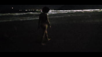 Gostosa andando peladinha na praia levei p pedras e fodi até gozar dentro veja completo no sheer