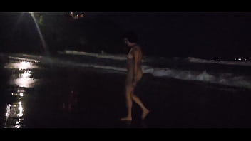 Gostosa andando peladinha na praia levei p pedras e fodi até gozar dentro veja completo no sheer