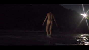 Gostosa andando peladinha na praia levei p pedras e fodi até gozar dentro veja completo no sheer