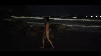 Gostosa andando peladinha na praia levei p pedras e fodi até gozar dentro veja completo no sheer