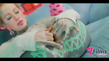 Uuf this makes me so hard tattooed hottie anuskatzz filling her anal hole