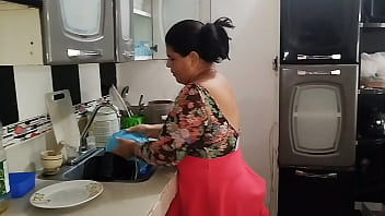 Madrastra Culona Sedienta De Una Buena Polla Termina Follando Al Amigo De Su Hijastro Ojalá No Se Quede Embarazada thumbnail