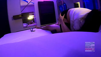 La secretaria cuckold follando frente a su marido 3