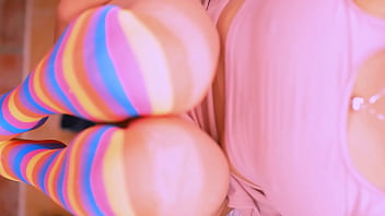 La colegiala llevó al infiel a su apartamento y no se detuvieron en besos