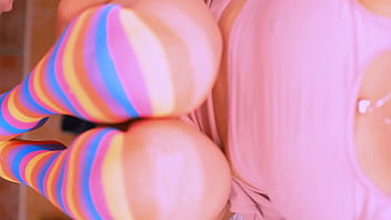 La colegiala llevó al infiel a su apartamento y no se detuvieron en besos