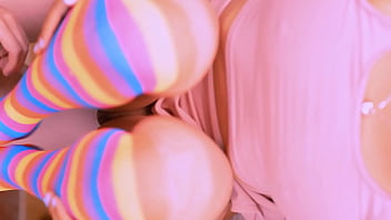 La colegiala llevó al infiel a su apartamento y no se detuvieron en besos