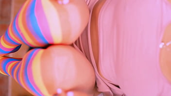 La colegiala llevó al infiel a su apartamento y no se detuvieron en besos