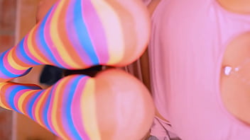 La colegiala llevó al infiel a su apartamento y no se detuvieron en besos