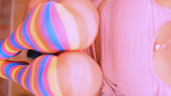 La colegiala llevó al infiel a su apartamento y no se detuvieron en besos