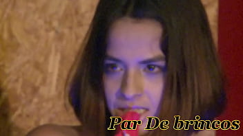 Duas safadas encarando um brinquedo gigante