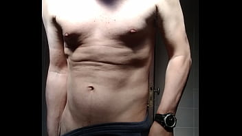 Homem sem camisa se mostrando