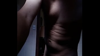 Homem sem camisa se mostrando