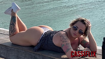 Negão pauzudo gostoso fodeu meu cu e minha buceta no banco de trás do carro rodando na orla completo no cassiflix