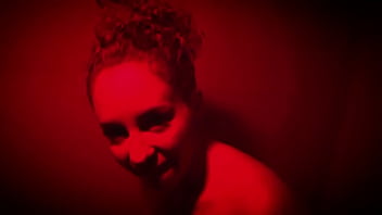 Venha gozar com essa cena muito gostosa veja a ruiva roberta gozando bem g