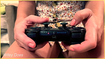 Smoking hot milf shows her pussy when g