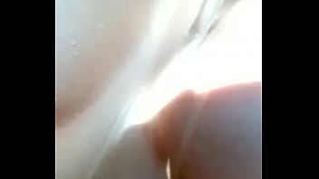 Latina mostrando sus senos grandes