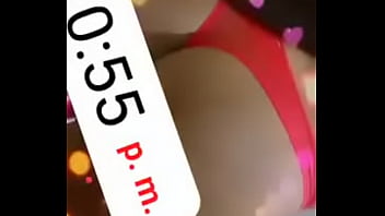 La pequeña culona valeria denuevo en tanga roja