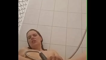 Dutch vixen quaroes’ intimate shave ends in a throbbing orgasm explosion