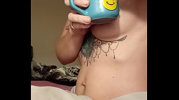 Bonjour mes coquins je vous offre le café