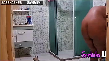 Camera escondida flagra madrasta safada com grande peitos e marquinha de biquini arrumando a casa