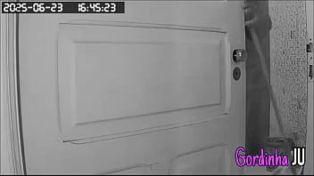 Camera Escondida Flagra Madrasta Safada Com Grande Peitos E Marquinha De Biquini Arrumando A Casa thumbnail