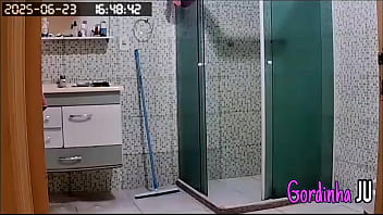 Camera escondida flagra madrasta safada com grande peitos e marquinha de biquini arrumando a casa
