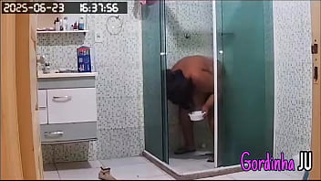 Camera escondida flagra madrasta safada com grande peitos e marquinha de biquini arrumando a casa
