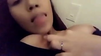 Estava sozinha e fiquei com muito tesão acabei não resistindo e chupei meu próprio peito Estava sozinha e fiquei com muito tesão acabei não resistindo e chupei meu próprio peito