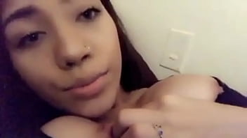 Estava sozinha e fiquei com muito tesão acabei não resistindo e chupei meu próprio peito