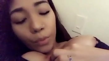 Estava sozinha e fiquei com muito tesão acabei não resistindo e chupei meu próprio peito