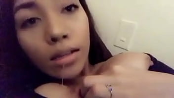 Estava sozinha e fiquei com muito tesão acabei não resistindo e chupei meu próprio peito Estava sozinha e fiquei com muito tesão acabei não resistindo e chupei meu próprio peito