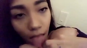 Estava sozinha e fiquei com muito tesão acabei não resistindo e chupei meu próprio peito