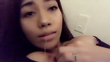 Estava sozinha e fiquei com muito tesão acabei não resistindo e chupei meu próprio peito