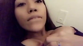 Estava sozinha e fiquei com muito tesão acabei não resistindo e chupei meu próprio peito