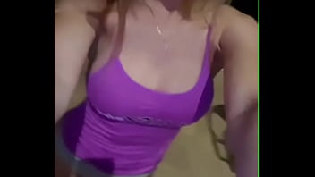 Mujer tetona y nalgona deseosa de verga y ayuda