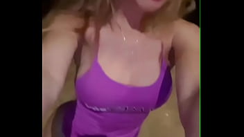 Mujer tetona y nalgona deseosa de verga y ayuda