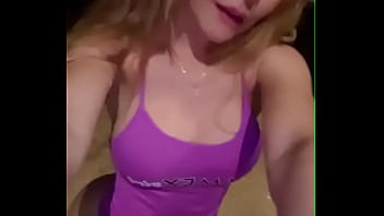 Mujer tetona y nalgona deseosa de verga y ayuda