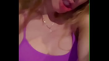 Mujer tetona y nalgona deseosa de verga y ayuda