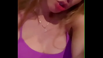 Mujer tetona y nalgona deseosa de verga y ayuda