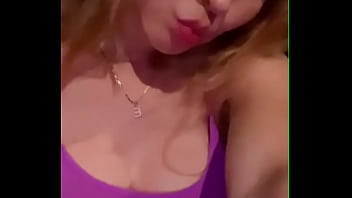 Mujer tetona y nalgona deseosa de verga y ayuda