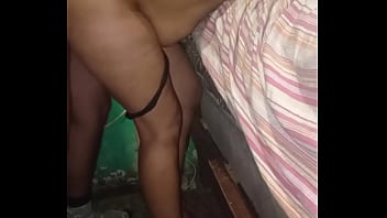 La trigueña de la vecina follada parada de perrito a escondidas de su marido