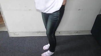 狭い膣内を小刻み指刺激しながらオナニーでピクンッとイキまくりました…