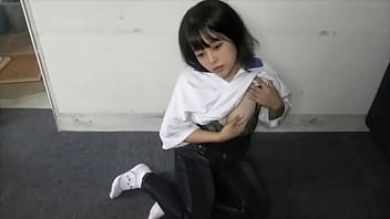 狭い膣内を小刻み指刺激しながらオナニーでピクンッとイキまくりました…