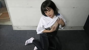 狭い膣内を小刻み指刺激しながらオナニーでピクンッとイキまくりました…