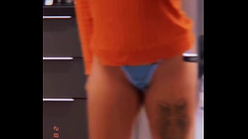 Lua doidera mostrando o look que escolheu para atender o entregador do ifood